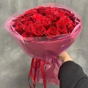 Шикарные 25 красных роз